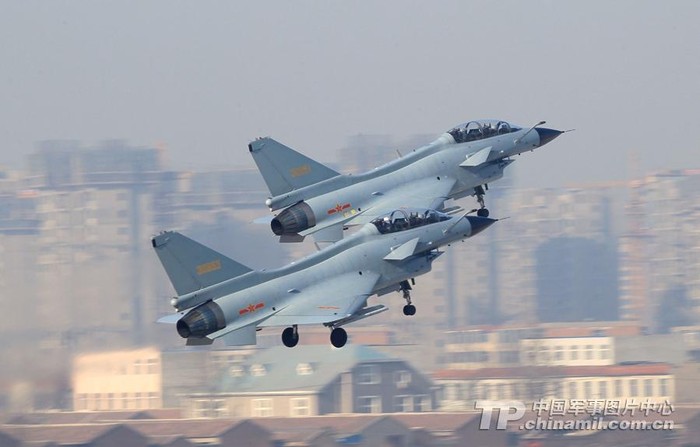 Không quân Trung Quốc cho cất cánh máy bay chiến đấu J-10 ở sân bay Hoa Bắc.